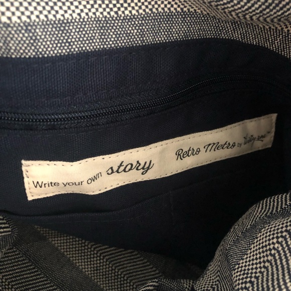 Thirty-one Gifts Retro Metro Hobo Crossbody - Picture 4 of 4